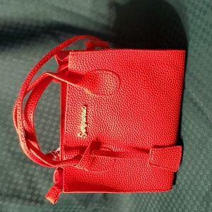 Cute crossbody 7 and a 1/2 inches by 6 and a 1/2 inches purse/crossbody
